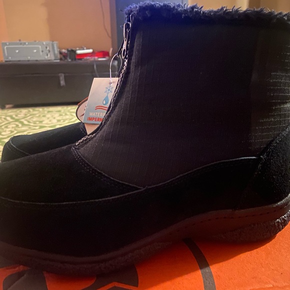 NIB Propet Black Waterproof Boots - Picture 5 of 10